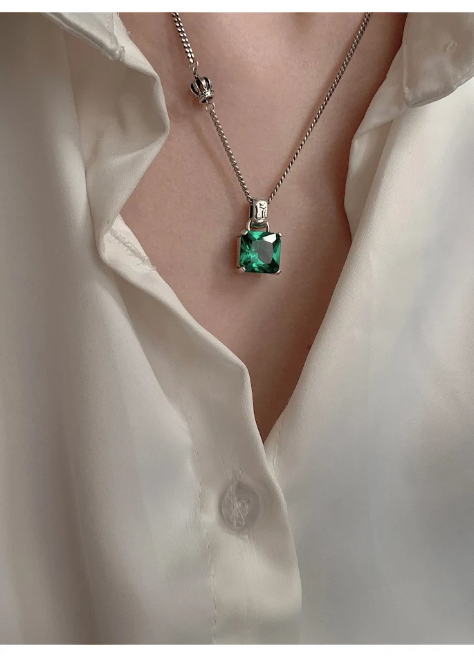 Vintage kroon hanger ketting voor dames. Een stijlvolle en tijdloze ketting, perfect als cadeau. Ideaal accessoire om elke outfit op te fleuren.