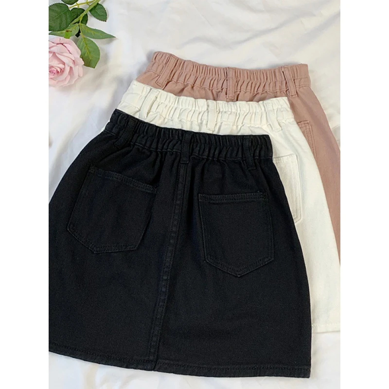 Jupe en jean fine et chic, taille haute élastique, avec coupe hanches. Confort et élégance pour un look tendance et flatteur.