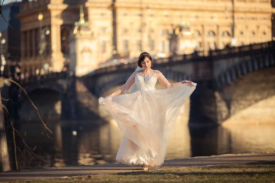 結婚式の写真家Elena Vazhenina (weddingprague)。2019 2月26日の写真