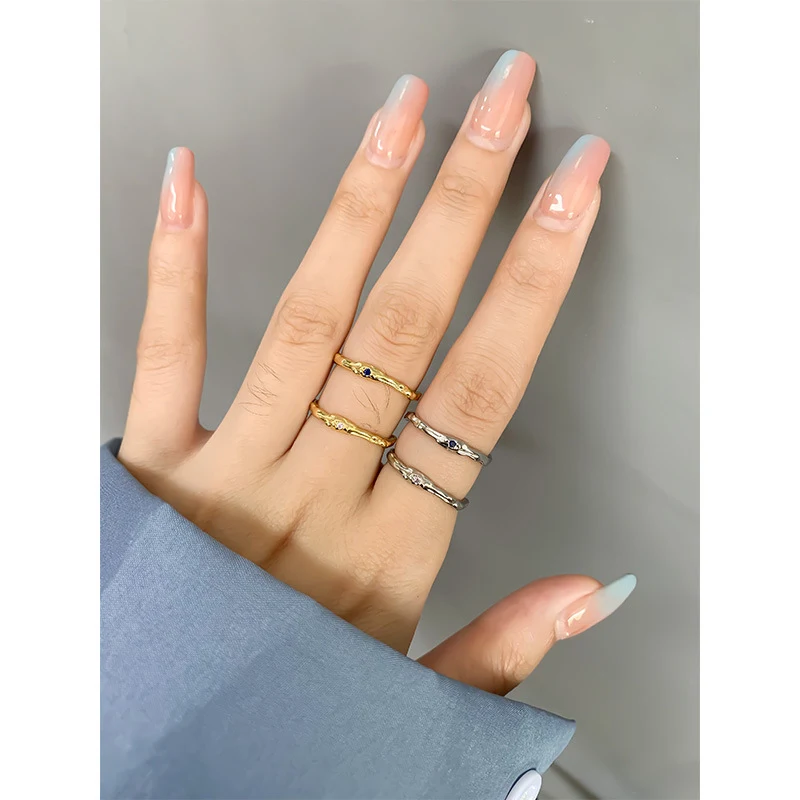 Gepersonaliseerde damesring van Sterling Zilver S925 met micro-ingezette zirkonia's, onregelmatig oppervlak en textuur, perfect te combineren.