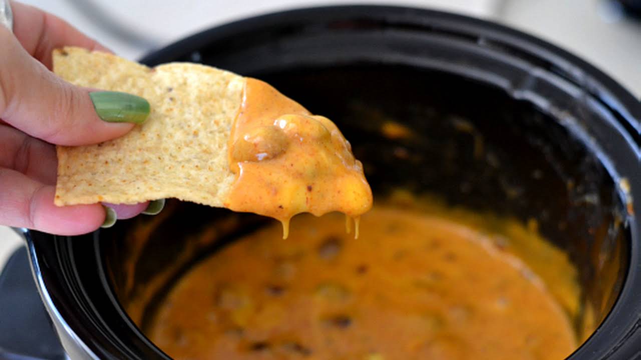 Easy Crockpot Velveeta Rotel Cheese Dip