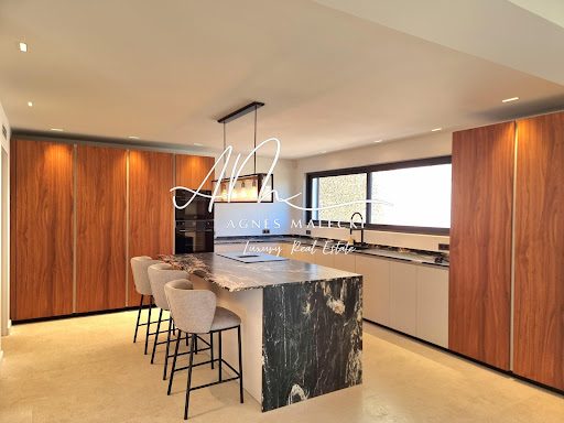 Modern kitchen marble island, wood cabinets - Buy this luxury property in Rayol-Canadel-sur-Mer, 5 rooms, 4 bedrooms