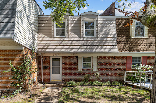 Luxury house for sale in Virginia Beach (United States) - Brick house with front yard