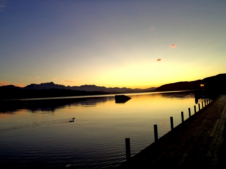 Lago calmo al tramonto di gian04