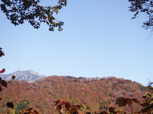 紅葉と別山（左）