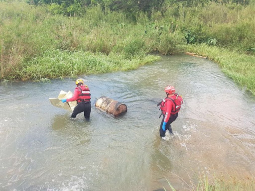 SAPS Search and Rescue teams retreive a body from the Umgeni River PICTURE: SUPPLIED