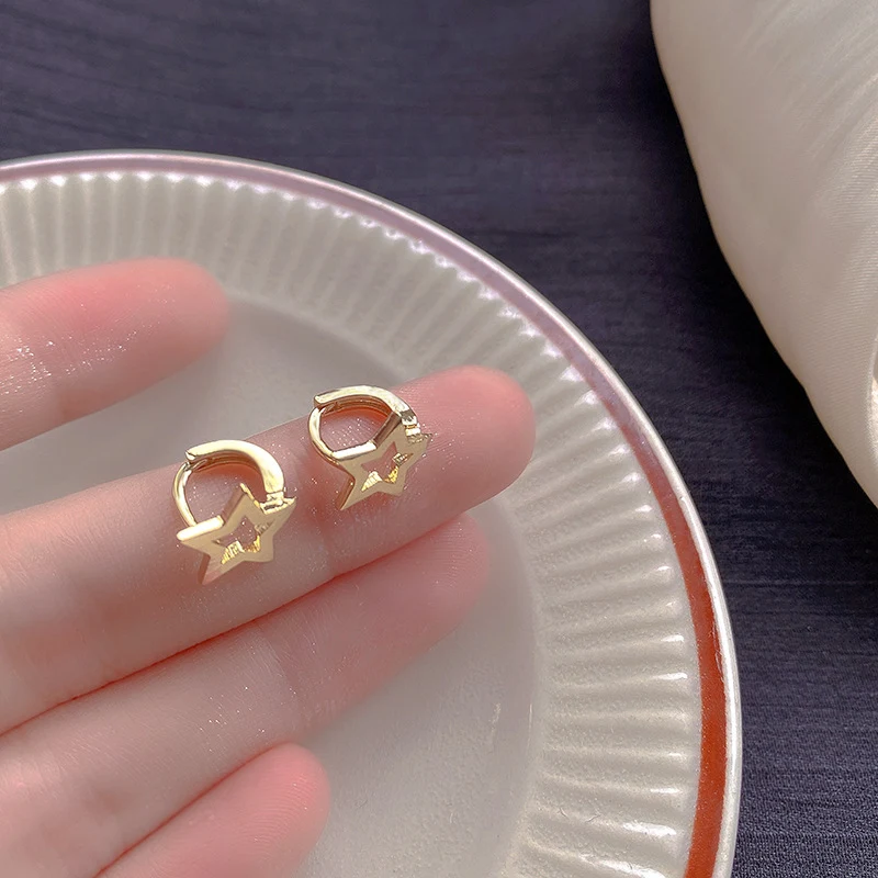 Kleine en eenvoudige metalen oorringen met parel en zirkonia, perfect voor een subtiele en elegante look, geschikt voor elke dag.
