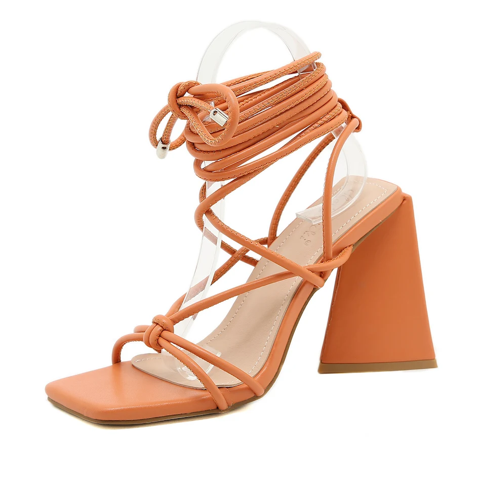 Sandales à talons hauts de 11CM avec bride à la cheville, style romain triangulaire. Élégance et confort pour toutes occasions.