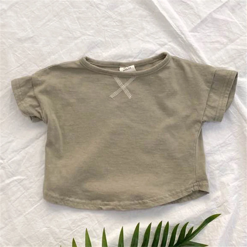 T-shirt d'été pour bébé enfant à manches courtes. Simple et confortable, idéale pour les journées chaudes. Respirante et parfaite pour jouer.