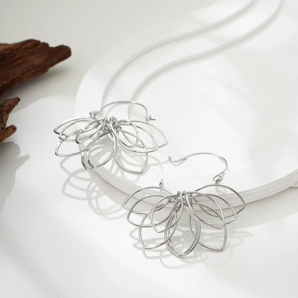 18K Echtgold Weberei Hohlblumen Ohrringe – Entdecken Sie zeitlose Eleganz. Perfekt für jeden Anlass, ein stilvolles Accessoire.