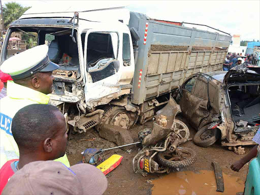 Police and members of the public at the scene of an accident on Waiyaki Way in Nairobi, May 17, 2018. /VICTOR IMBOTO