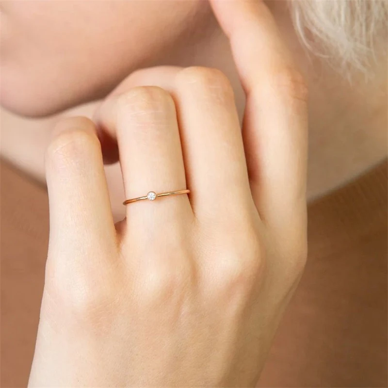 Bague femme en acier inoxydable, simple et ornée de diamants, un bijou de niche pour un look élégant et intemporel.