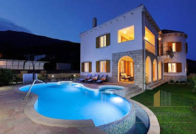 House with pool and terrace 4