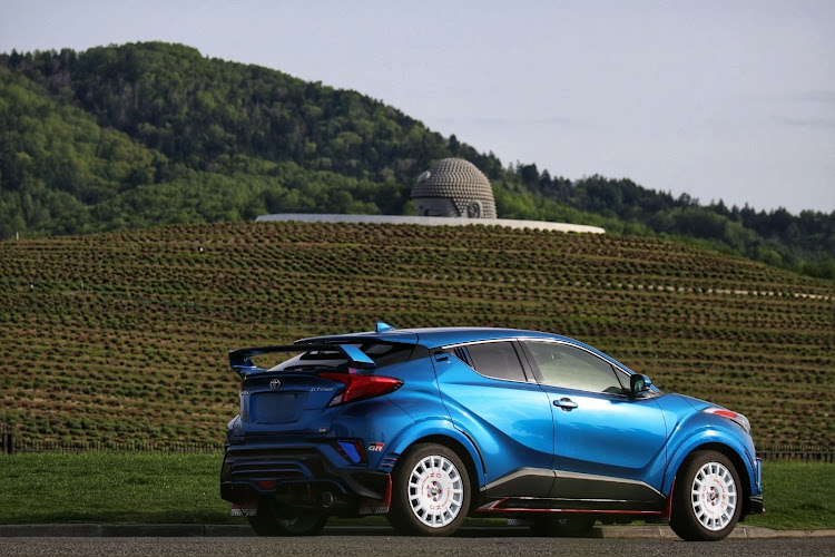 C-HRのアヒル隊・C-HR・ブルーメタリック・OZラリーレーシング・大仏様の頭に関するカスタム事例の投稿画像1枚目