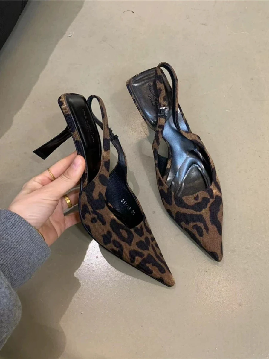 Title 2, Hoogwaardige dames pumps met luipaardprint, sta...