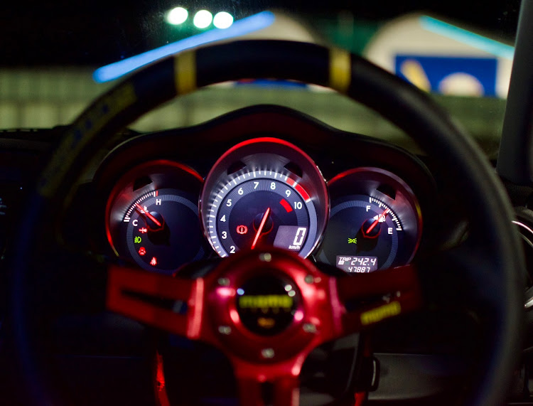 RX-8の10月もよろしくお願いします・投稿の秋・一眼で撮ってもらったに関するカスタム事例の投稿画像2枚目