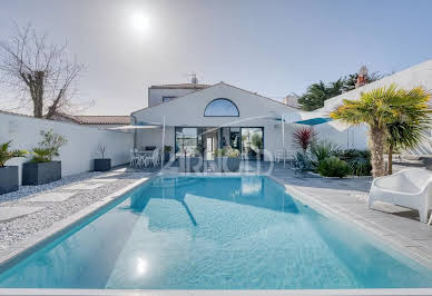 Maison avec piscine et terrasse 19