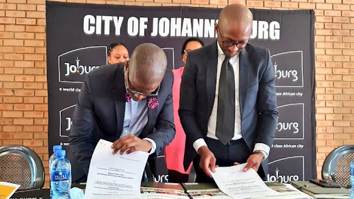 The COJ’s MMC Nkululeko Mbundu and IITPSA’s Thabo Mashegoane signed the MOU at the Diepsloot Youth Centre.