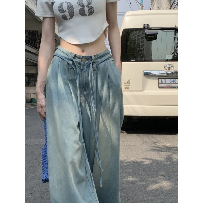 Jean Femme Ample à Cordon de Serrage et Jambes Larges. Pantalon décontracté et confortable pour un look tendance et stylé. Parfait pour toutes les occasions.