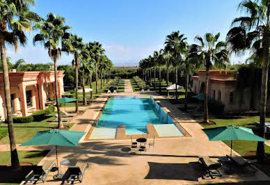 Propriété avec piscine et jardin 2