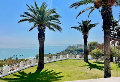 Villa avec piscine et terrasse 1