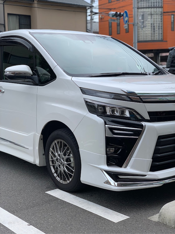 ヴォクシーの車高調取付・安い所に関するカスタム事例の投稿画像1枚目