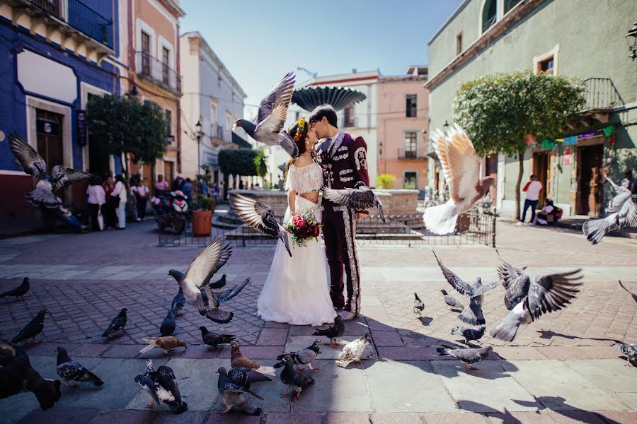 Fotografo di matrimoni Carlos Mendoza Aguilar (carlospuntoblu). Foto del 10 maggio 2019