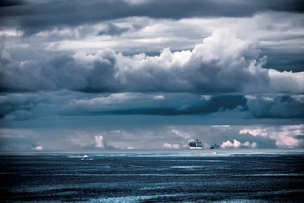 la nave sospesa nel cielo di AZ_photos