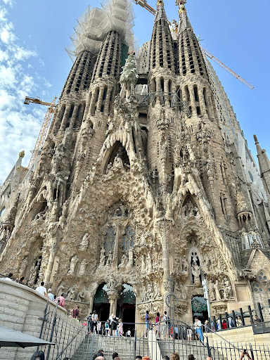 Basilica-de-la-Sagrada-Familia2.jpg - Rear view of Basilica de la Sagrada Familia.