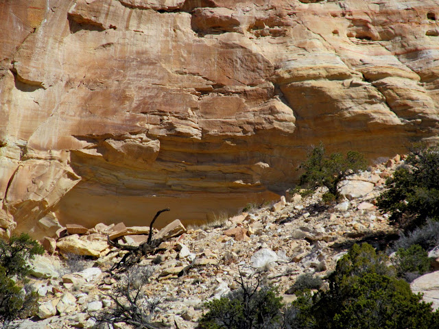 Barely visible alcove