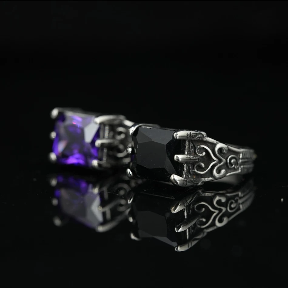 Bague Carrée en Acier Titane avec Strass Pourpres, Élégance Intemporelle. Résistante et Chic, Idéale pour Offrir ou Porter au Quotidien.