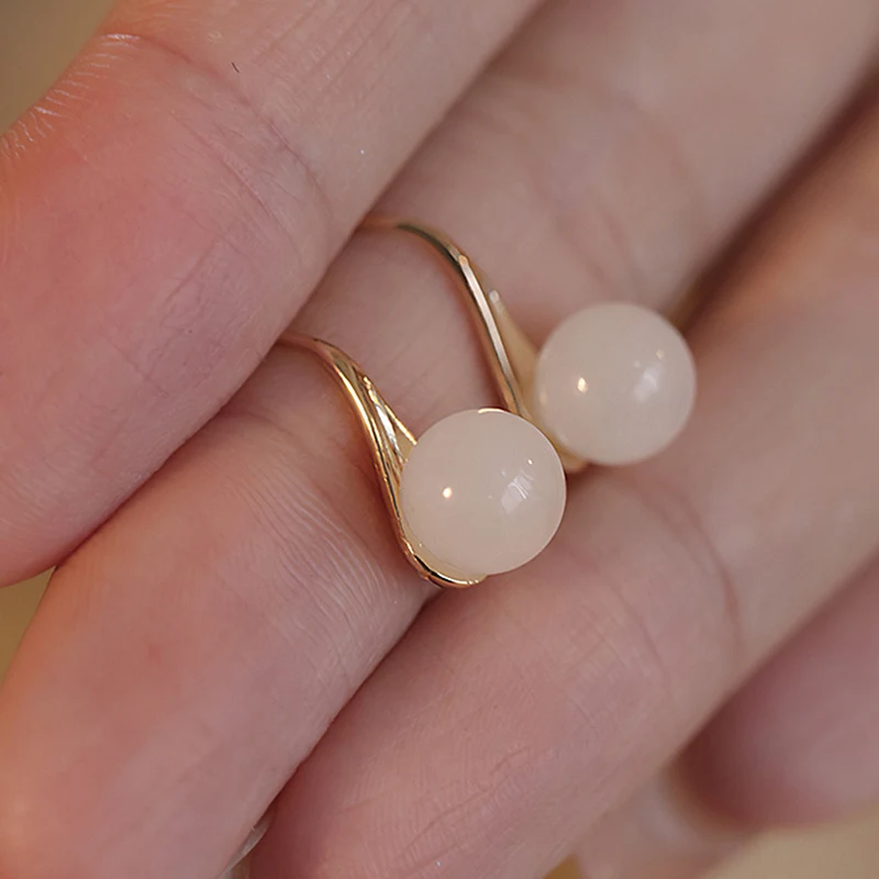 Boucles d'oreilles rétro style national pour femmes. Bijoux élégants pour femmes. Accessoires vintage. Parfaites pour offrir en cadeau.