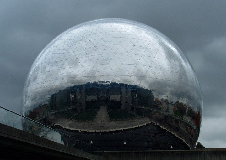 Guardando con gli occhi di una sfera di cirio