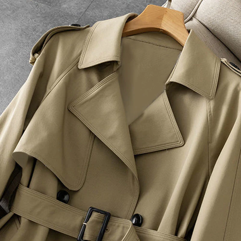 Britse workwear, temperamentvol en afslankend voor de lente. Populaire slim fit outerwear, ideaal voor een gestroomlijnde look en een perfecte pasvorm.
