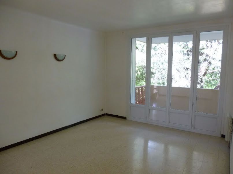 Location  appartement 3 pièces 51 m² à Nimes (30000), 588 €