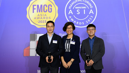 ZTE representatives with the awards organiser at the banquet.
