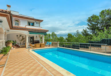 Seaside villa with pool and garden 7