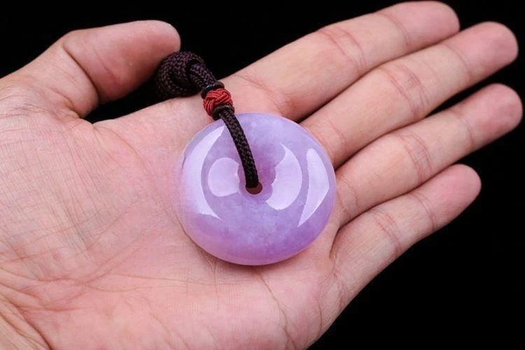 Treasure Jade Violet Peace gesp armbanden met hanger, voor een serene uitstraling en een symbool van harmonie.