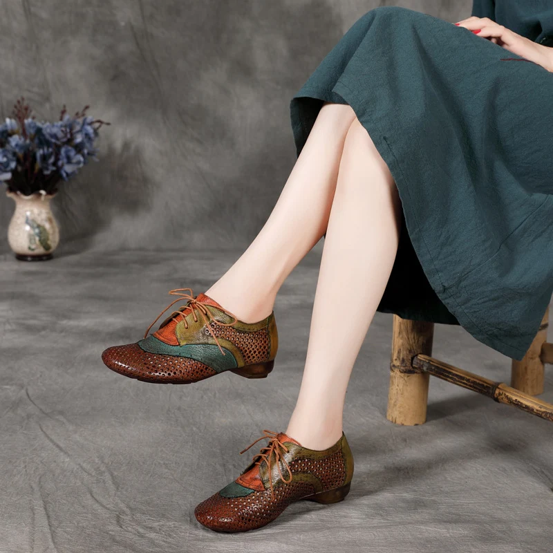 Etnische schoenen met veter en openwerk voor dames. Zomerse, luchtige stijl voor een bohemien look. Comfortabel en elegant voor een unieke uitstraling.