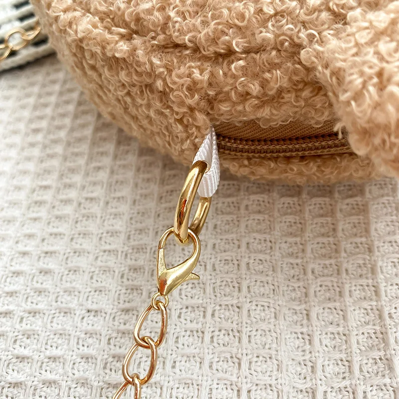 Bolsa fofa com estampa de ursinho bordado de pelúcia, perfeita para meninas. Leve seus itens essenciais com estilo e adicione um toque adorável ao seu visual.