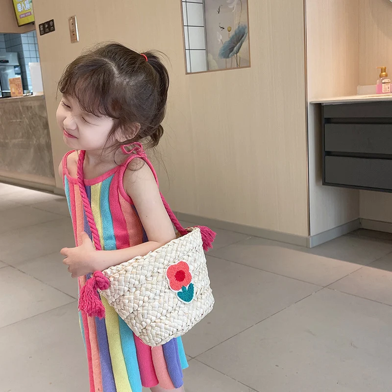 Bolso Mensajero de Paja Tejido a Mano para Niños. Diseño Artesanal, Duradero y Ecológico, Ideal para Llevar Juguetes y Objetos Pequeños.