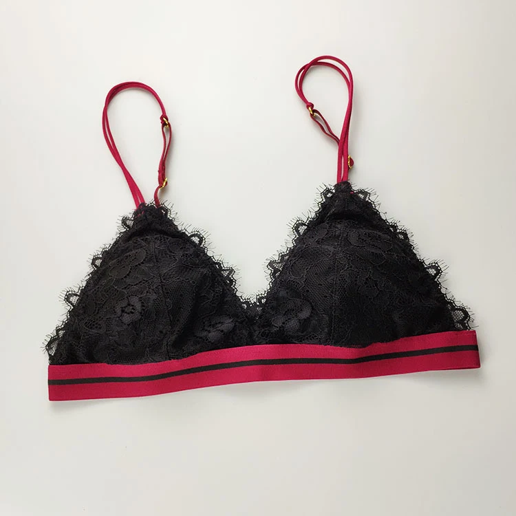 Soutien-gorge triangle sans armatures en dentelle, alliant confort et élégance, pour un maintien naturel et un look féminin.