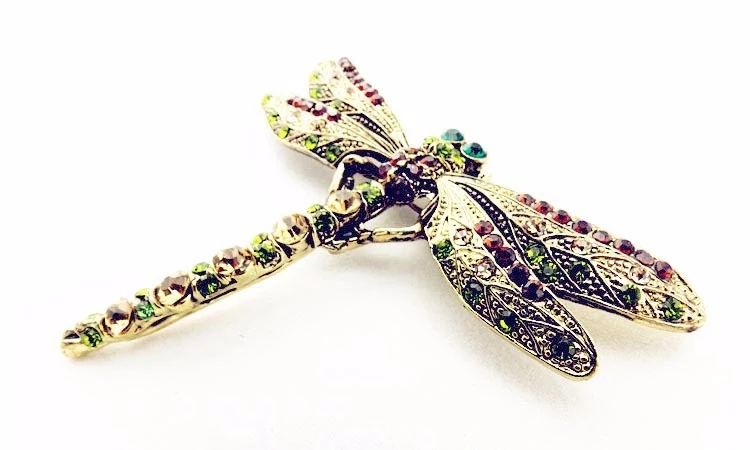 Europese en Amerikaanse vintage broches. Voeg tijdloze elegantie toe aan je outfit en benadruk je unieke stijl met deze juwelen.