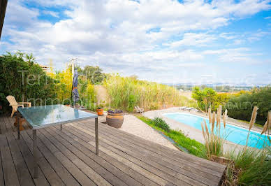 Maison avec piscine et jardin 10