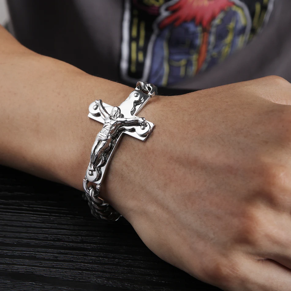 Klassieke kruis armband van titanium staal Sierlijke en duurzame armband voor dames en heren. Tijdloos design geschikt voor elke outfit.