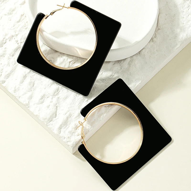 Brincos femininos em formato de C quadrado e fashion. Adicione elegância e sofisticação ao seu visual diário com este acessório.