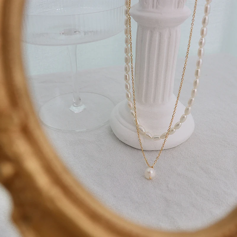 Dames ketting met dubbele laag titanium stalen 18K zoetwater parel. Tijdloze elegantie en duurzaamheid voor jouw stijl.