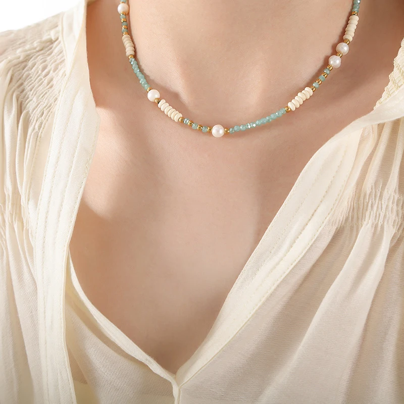 Kleurrijke titanium ball chain ketting met natuurlijke zoetwaterparel, glassteen. Wild titanium stalen kralen ketting sieraden. Uniek design.