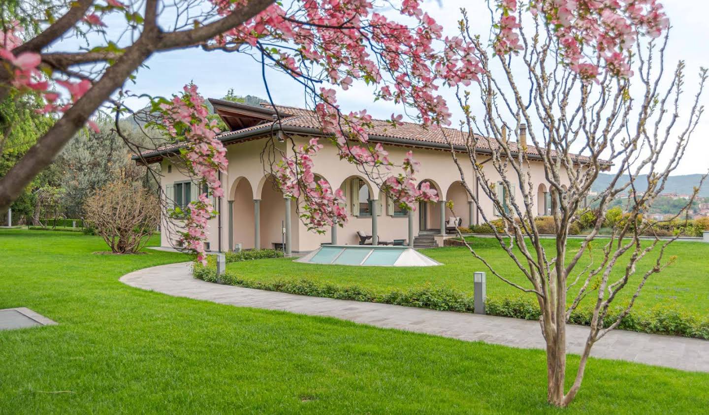 Villa avec piscine et jardin Almenno San Salvatore