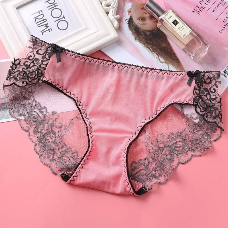 Tief sitzende Panties aus bestickter Spitze und Mesh-Slips. Für Komfort und einen verführerischen Look, den ganzen Tag.